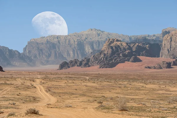 Increíble Paisaje Lunar Con Luna Enorme Pueblo Wadi Rum Desierto —  Fotos de Stock