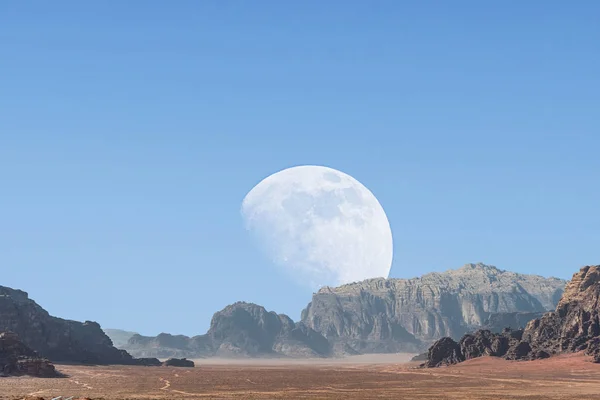 Incrível Paisagem Lunar Com Enorme Lua Aldeia Wadi Rum Deserto — Fotografia de Stock