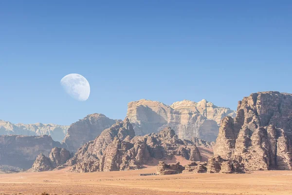  Ürdün kırmızı kum çöl Wadi Rum köyünde büyük ay ile inanılmaz ay manzara. Wadi Rum, ay Vadisi olarak da bilinir, Ürdün-görüntü