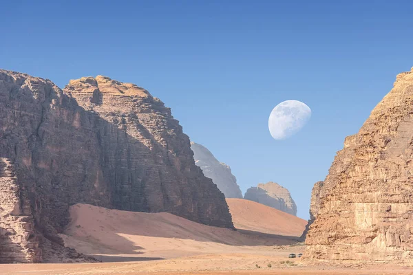  Ürdün kırmızı kum çöl Wadi Rum köyünde büyük ay ile inanılmaz ay manzara. Wadi Rum, ay Vadisi olarak da bilinir, Ürdün-görüntü