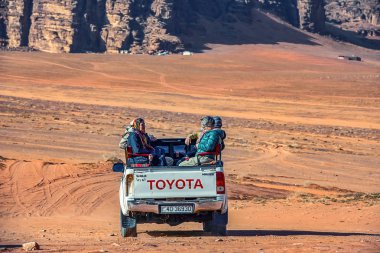 25/02/2019 Wadirum, Ürdün, turistler ile cip Ürdün çölde Wadi Rum inanılmaz ay manzara gider . Wadi Rum ay vadisi olarak da bilinir, Ürdün - Resim
