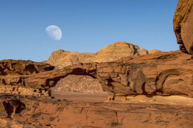 ile Ürdün çölde Wadi Rum inanılmaz ay manzara Little Bridge görünümü . Wadi Rum ay vadisi olarak da bilinir, Ürdün - Resim
