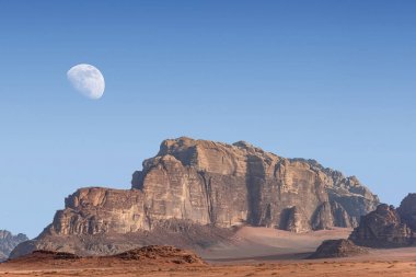  Ürdün kırmızı kum çöl Wadi Rum köyünde büyük ay ile inanılmaz ay manzara. Wadi Rum, ay Vadisi olarak da bilinir, Ürdün-görüntü