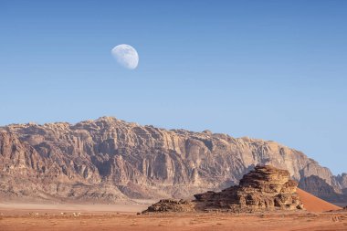 Kırmızı kum Dune üzerinde büyük ay yukarıda olan Ürdün çölünde Wadi Rum inanılmaz ay manzara görünümünde. Wadi Rum, ay Vadisi olarak da bilinir, Ürdün-görüntü