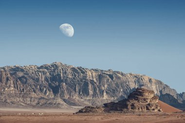 Kırmızı kum Dune üzerinde büyük ay yukarıda olan Ürdün çölünde Wadi Rum inanılmaz ay manzara görünümünde. Wadi Rum, ay Vadisi olarak da bilinir, Ürdün-görüntü