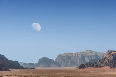  Ürdün kırmızı kum çöl Wadi Rum köyünde büyük ay ile inanılmaz ay manzara. Wadi Rum, ay Vadisi olarak da bilinir, Ürdün-görüntü