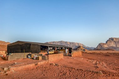 yukarıda büyük ay ile Ürdün çölde Wadi Rum inanılmaz ay manzara souvenurs ile bedevi çadır. Wadi Rum ay vadisi olarak da bilinir, Ürdün - Resim
