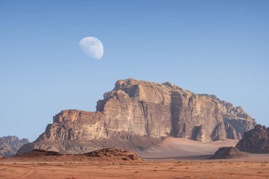  Ürdün kırmızı kum çöl Wadi Rum köyünde büyük ay ile inanılmaz ay manzara. Wadi Rum, ay Vadisi olarak da bilinir, Ürdün-görüntü