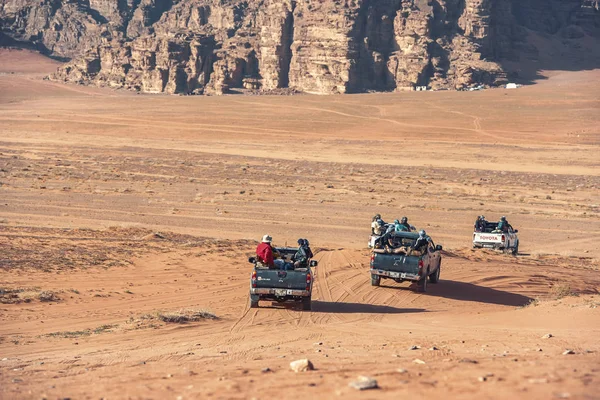 2019 Wadirum Jordania Jeeps Con Turistas Increíble Paisaje Lunar Wadi — Foto de Stock