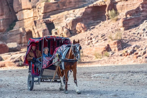 2019 Ürdün Petra Eğimli Yolcuları Ile Taksi Kabini Petra Unesco — Stok fotoğraf