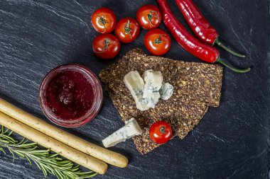 Taze Sebze, Mavi Peynir ve Cowberry Soslu Dere Natürmort