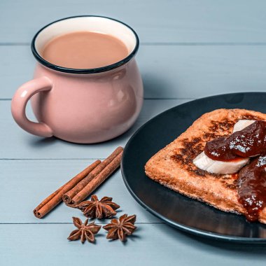 Muz ve kızılcık sosu ve kahve, badyan ve tarçın ile kızarmış tost ahşap gri arka plan snack
