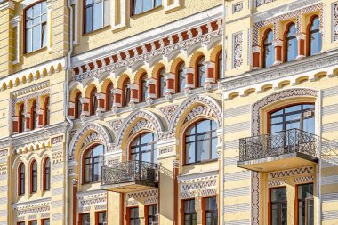 Inanılmaz güzel dekore edilmiş ve parlak duvarları ile bir yüzyıl önce evin cephe elemanları.