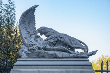 Ukrayna Cumhurbaşkanı ofis caddenin karşısında kimera bina ile evin cephesinde heykeller