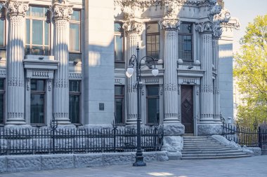 Inanılmaz güzel dekore edilmiş ve parlak duvarları ile bir yüzyıl önce evin cephe elemanları.