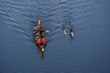 23/04/2019 Zhytomyr, Ukrayna, nehir boyunca yelken kürekçiler ile Kayak, sporcular gün batımında pratik