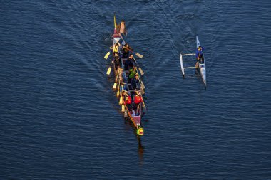 23/04/2019 Zhytomyr, Ukrayna, nehir boyunca yelken kürekçiler ile Kayak, sporcular gün batımında pratik