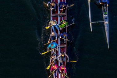23/04/2019 Zhytomyr, Ukrayna, nehir boyunca yelken kürekçiler ile Kayak, sporcular gün batımında pratik