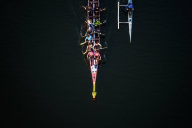 23/04/2019 Zhytomyr, Ukrayna, nehir boyunca yelken kürekçiler ile Kayak, sporcular gün batımında pratik