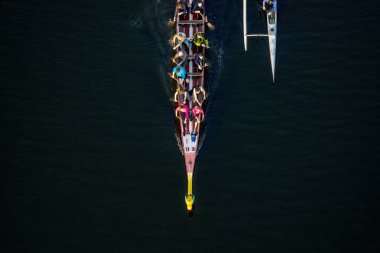 23/04/2019 Zhytomyr, Ukrayna, nehir boyunca yelken kürekçiler ile Kayak, sporcular gün batımında pratik