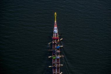 Nehir boyunca yelken kürekçiler ile Kayaking, sporcular gün batımında pratik