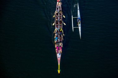 23/04/2019 Zhytomyr, Ukrayna, nehir boyunca yelken kürekçiler ile Kayak, sporcular gün batımında pratik