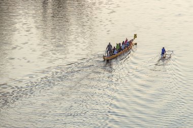 23/04/2019 Zhytomyr, Ukrayna, nehir boyunca yelken kürekçiler ile Kayak, sporcular gün batımında pratik