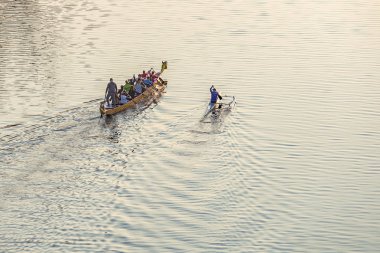 23/04/2019 Zhytomyr, Ukrayna, nehir boyunca yelken kürekçiler ile Kayak, sporcular gün batımında pratik