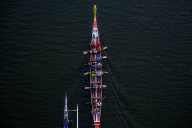 23/04/2019 Zhytomyr, Ukrayna, nehir boyunca yelken kürekçiler ile Kayak, sporcular gün batımında pratik