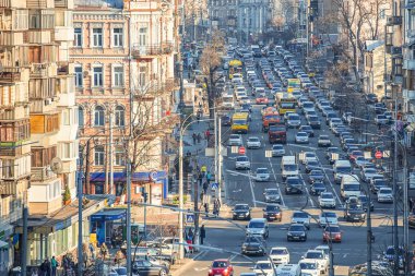 03/04/2019 Kiev, Ukrayna, eski binaların koridorunun ortasında başkentin merkez caddesinde yoğun trafik