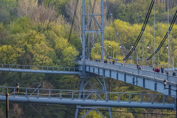 2019 日托迈尔 乌克兰 悬挂人行天桥在特特里夫河上 许多人走在河上 — 图库照片
