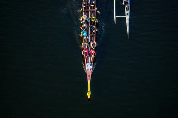 23/04/2019 Zhytomyr, Ukrayna, nehir boyunca yelken kürekçiler ile Kayak, sporcular gün batımında pratik