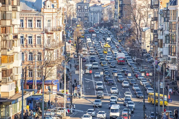 03/04/2019 Kiev, Ukrayna, eski binaların koridorunun ortasında başkentin merkez caddesinde yoğun trafik