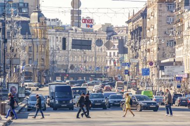 03/04/2019 Kiev, Ukrayna, Ukrayna ana caddesinde ulaşım hareketi - Khreshchatyk, Stalin'in çağının güzel binaları arasında