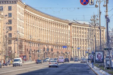 03/04/2019 Kiev, Ukrayna, Ukrayna ana caddesinde ulaşım hareketi - Khreshchatyk, Stalin'in çağının güzel binaları arasında