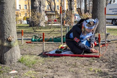 03/04/2019 Kiev, Ukrayna, başkentin merkezindeki bir sergide bölgenin demining için bir soruşturma olarak çalışan Norveçli bir madenci