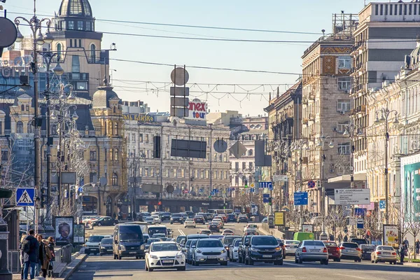 03/04/2019 Kiev, Ukrayna, Ukrayna ana caddesinde ulaşım hareketi - Khreshchatyk, Stalin'in çağının güzel binaları arasında