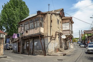 01/05/2019 Tiflis, Gürcistan, yaz Kafkas şehrinin sokaklarının köşesindeki eski köşe binası