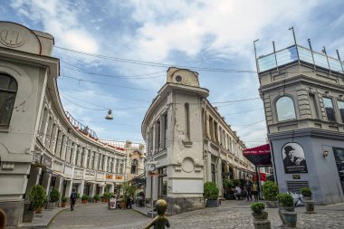 01/05/2019 Tiflis, Gürcistan, Dambis Rigi ve Jan Shardeni sokaklarıköşe kıvrımlı şekilli evler ile eski Tiflis bölgesinde sokakları geçişleri