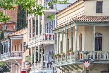 01/05/2019 Tiflis, Gürcistan, Hafta sonu Eski Tiflis'te ahşap oyma balkonlu renkli geleneksel evler