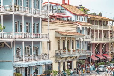 01/05/2019 Tiflis, Gürcistan, Hafta sonu Eski Tiflis'te ahşap oyma balkonlu renkli geleneksel evler