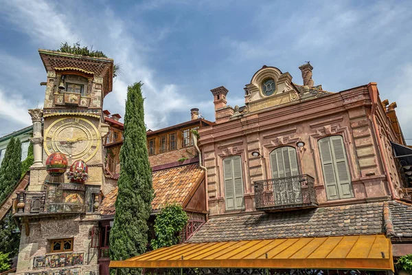 Eski Tiflis şehrindeki Rezo Gabriadze Marionette Tiyatrosu'nun saat kulesine bakabilirsiniz. kukla gösterisi sırasında inanılmaz heyecan verici ve ilginç