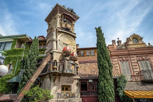 Eski Tiflis şehrindeki Rezo Gabriadze Marionette Tiyatrosu'nun saat kulesine bakabilirsiniz. kukla gösterisi sırasında inanılmaz heyecan verici ve ilginç