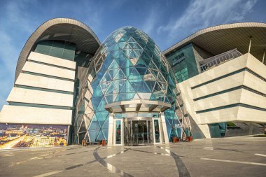 04/05/2019 Bakü, Azerbaycan, Hazar Denizi sahilinde park Bulvar ALıŞVERIŞ Merkezi'nin cam ve oval binası
