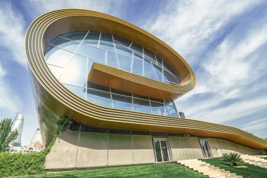 Hazar Denizi'ndeki Azerbaycan Halı Müzesi modern binası