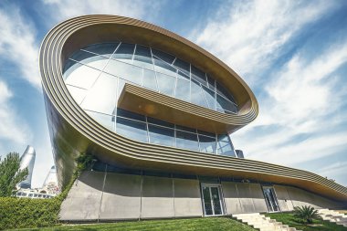 Hazar Denizi'ndeki Azerbaycan Halı Müzesi modern binası