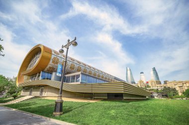 04/05/2019 Bakü, Azerbaycan, Hazar Denizi'ndeki Azerbaycan Halı Müzesi modern bir yapı