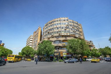 23/05/2019 Tebriz, İran, köşe binası ile kuzeyde İran şehrinin güneşli sokakları