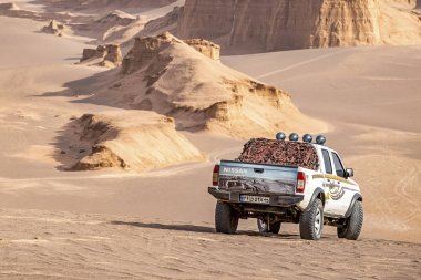 09/05/2019 İran, Lut çölü, Nissan Suv kumlu yüzeydasht-e-Lut, Lut çölü, dünyanın en sıcak çölü, kalut çölü olarak da bilinir