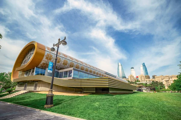 04/05/2019 Bakü, Azerbaycan, Hazar Denizi'ndeki Azerbaycan Halı Müzesi modern bir yapı